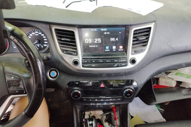 Used Hyundai Tucson 2015 1.6T Dual-Clutch Two-Wheel-Drive Smart Model Audio And AC Panel