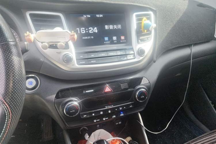 Used Hyundai Tucson 2015 1.6T Dual-Clutch Two-Wheel-Drive Smart Model Audio And AC Panel