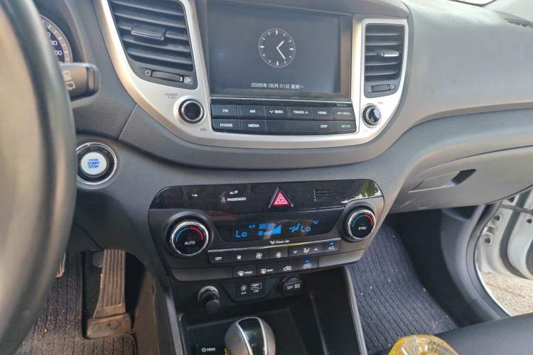 Used Hyundai Tucson 2015 1.6T Dual-Clutch Two-Wheel-Drive Smart Model Audio And AC Panel
