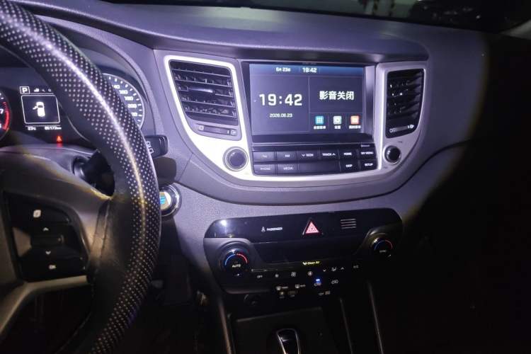 Used Hyundai Tucson 2015 1.6T Dual-Clutch Two-Wheel-Drive Smart Model Audio And AC Panel