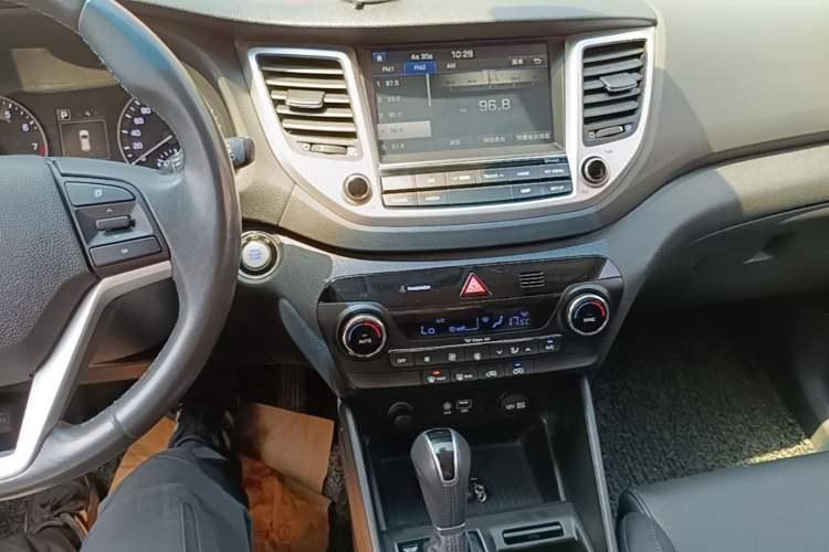 Used Hyundai Tucson 2015 1.6T Dual-Clutch Two-Wheel-Drive Smart Model Audio And AC Panel