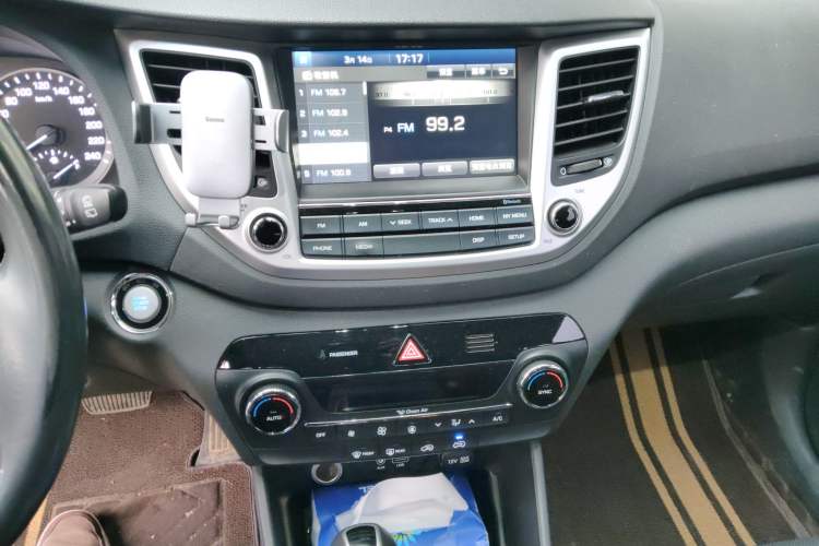 Used Hyundai Tucson 2015 1.6T Dual-Clutch Two-Wheel-Drive Leading Model Audio And AC Panel