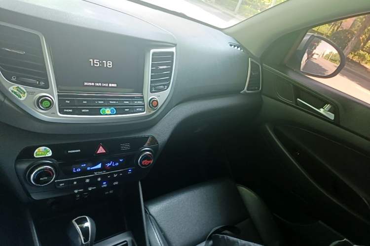 Used Hyundai Tucson 2015 1.6T Dual-Clutch Two-Wheel-Drive Smart Model Audio And AC Panel