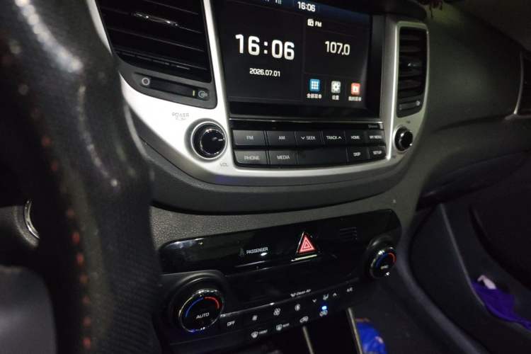 Used Hyundai Tucson 2015 1.6T Dual-Clutch Two-Wheel-Drive Smart Model Audio And AC Panel