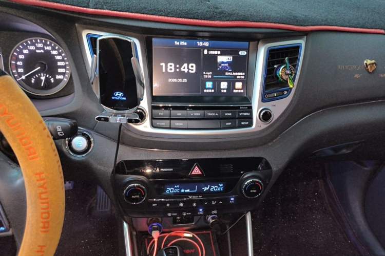 Used Hyundai Tucson 2015 1.6T Dual-Clutch Two-Wheel-Drive Leading Model Audio And AC Panel