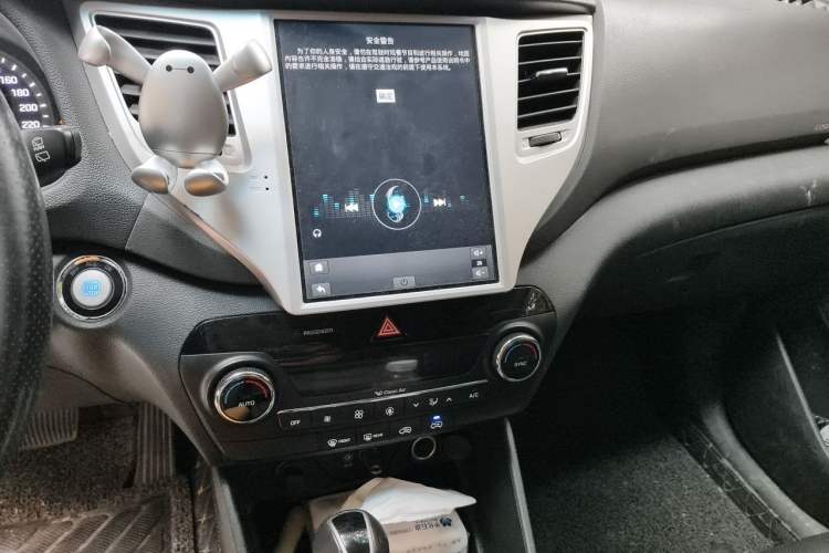 Used Hyundai Tucson 2015 1.6T Dual-Clutch Two-Wheel-Drive Smart Model Audio And AC Panel