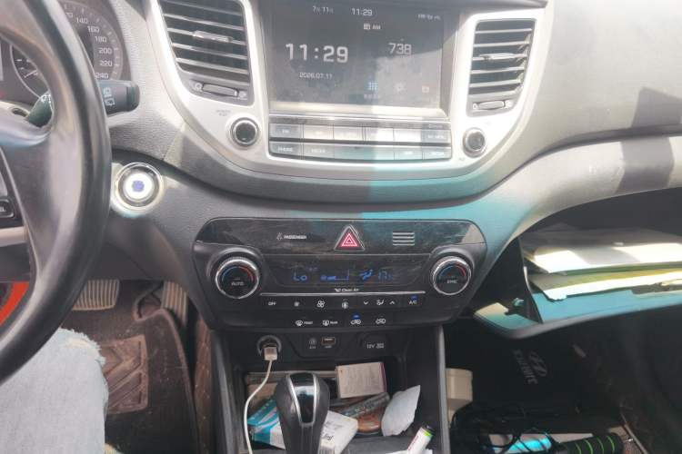 Used Hyundai Tucson 2015 1.6T Dual-Clutch Two-Wheel-Drive Smart Model Audio And AC Panel