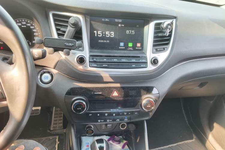 Used Hyundai Tucson 2015 1.6T Dual-Clutch Two-Wheel-Drive Smart Model Audio And AC Panel