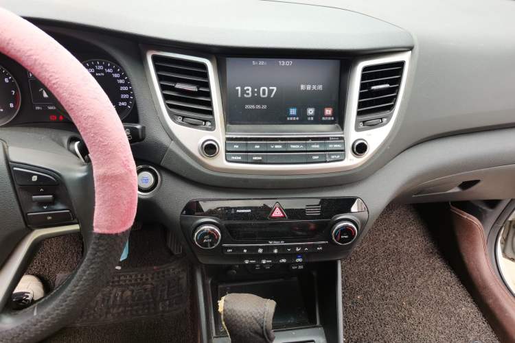 Used Hyundai Tucson 2015 1.6T Dual-Clutch Two-Wheel-Drive Smart Model Audio And AC Panel