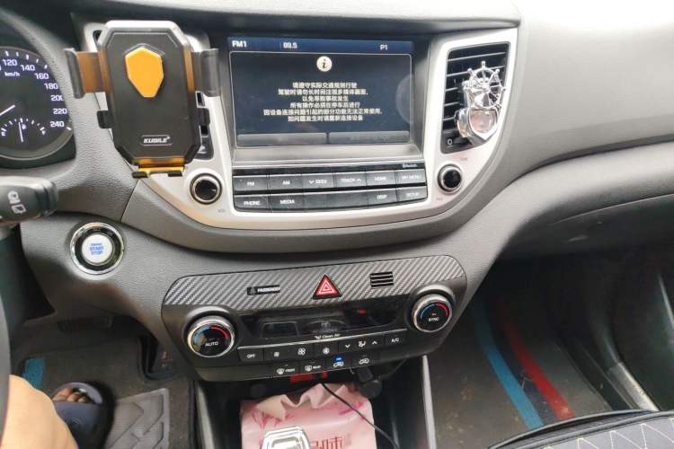 Used Hyundai Tucson 2015 1.6T Dual-Clutch Two-Wheel-Drive Smart Model Audio And AC Panel