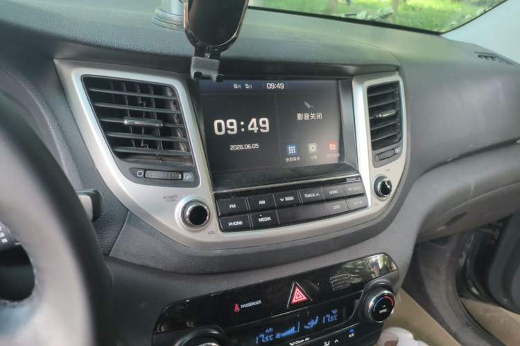 Used Hyundai Tucson 2015 1.6T Dual-Clutch Two-Wheel-Drive Leading Model Audio And AC Panel
