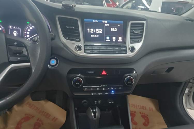Used Hyundai Tucson 2015 1.6T Dual-Clutch Two-Wheel-Drive Leading Model Audio And AC Panel