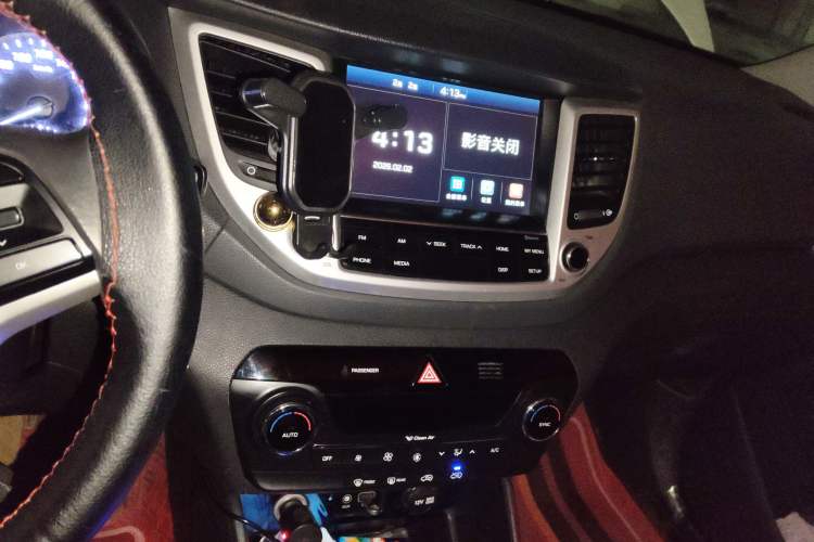 Used Hyundai Tucson 2015 1.6T Dual-Clutch Two-Wheel-Drive Leading Model Audio And AC Panel