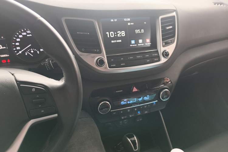 Used Hyundai Tucson 2015 1.6T Dual-Clutch Two-Wheel-Drive Smart Model Audio And AC Panel