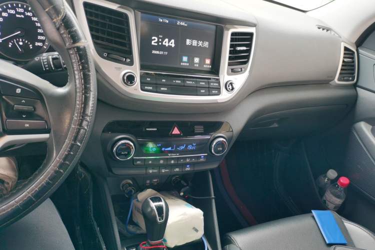 Used Hyundai Tucson 2015 1.6T Dual-Clutch Two-Wheel-Drive Smart Model Audio And AC Panel