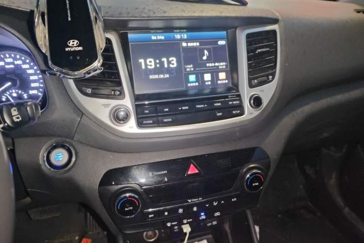 Used Hyundai Tucson 2015 1.6T Dual-Clutch Two-Wheel-Drive Smart Model Audio And AC Panel