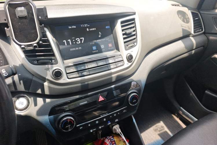 Used Hyundai Tucson 2015 1.6T Dual-Clutch Two-Wheel-Drive Smart Model Audio And AC Panel