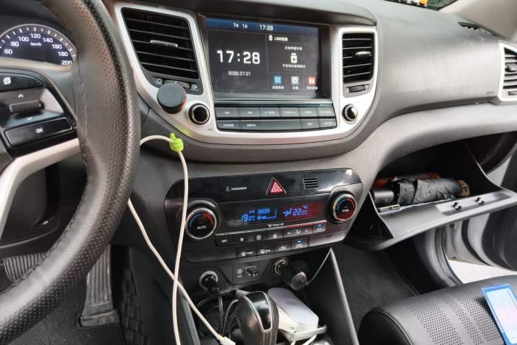 Used Hyundai Tucson 2015 1.6T Dual-Clutch Two-Wheel-Drive Smart Model Audio And AC Panel