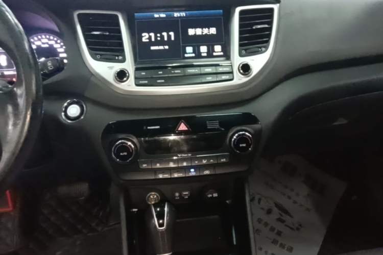 Used Hyundai Tucson 2015 1.6T Dual-Clutch Two-Wheel-Drive Smart Model Audio And AC Panel