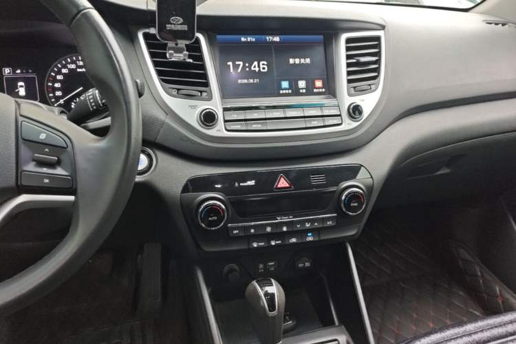 Used Hyundai Tucson 2015 1.6T Dual-Clutch Two-Wheel-Drive Smart Model Audio And AC Panel