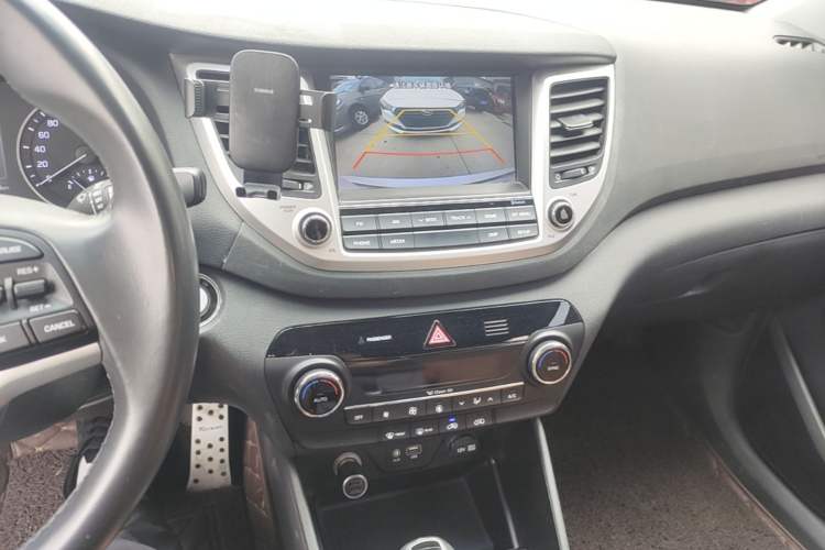 Used Hyundai Tucson 2015 1.6T Dual-Clutch Two-Wheel-Drive Leading Model Audio And AC Panel