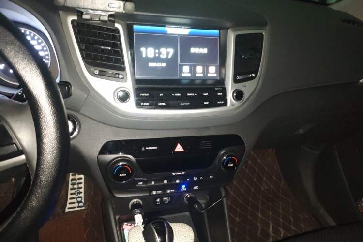 Used Hyundai Tucson 2015 1.6T Dual-Clutch All-Wheel-Drive Premium Model Audio And AC Panel