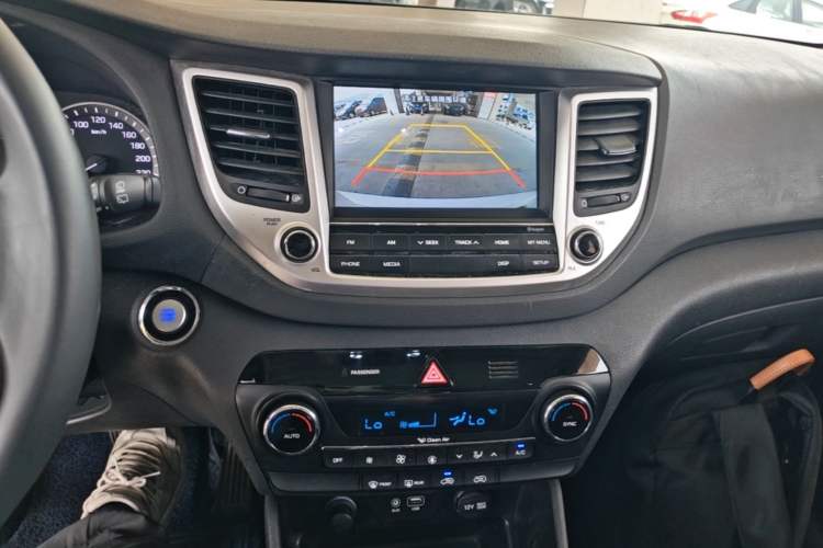Used Hyundai Tucson 2015 1.6T Dual-Clutch Two-Wheel-Drive Smart Model Audio And AC Panel