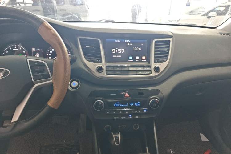 Used Hyundai Tucson 2015 1.6T Dual-Clutch Two-Wheel-Drive Smart Model Audio And AC Panel