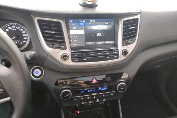 Used Hyundai Tucson 2015 1.6T Dual-Clutch Two-Wheel-Drive Smart Model Audio And AC Panel