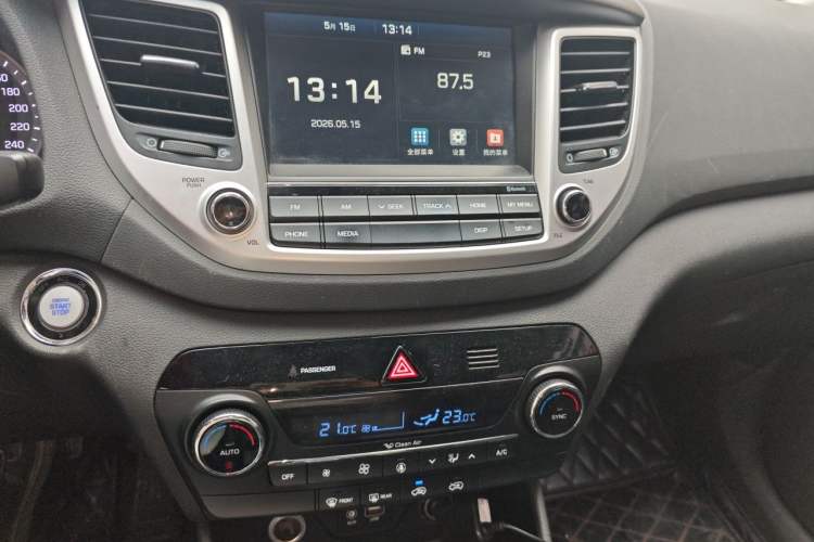 Used Hyundai Tucson 2015 1.6T Dual-Clutch Two-Wheel-Drive Leading Model Audio And AC Panel