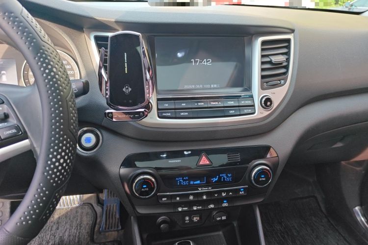 Used Hyundai Tucson 2015 1.6T Dual-Clutch Two-Wheel-Drive Leading Model Audio And AC Panel