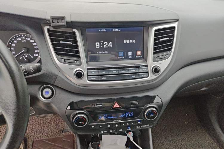 Used Hyundai Tucson 2015 1.6T Dual-Clutch Two-Wheel-Drive Leading Model Audio And AC Panel