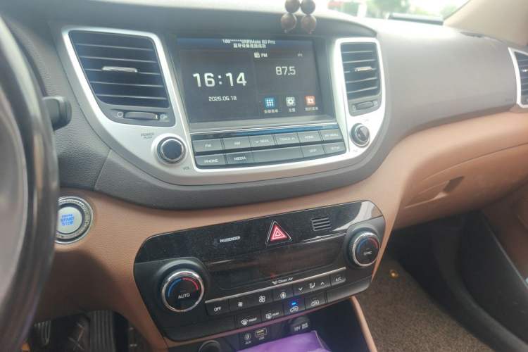 Used Hyundai Tucson 2015 1.6T Dual-Clutch Two-Wheel-Drive Smart Model Audio And AC Panel