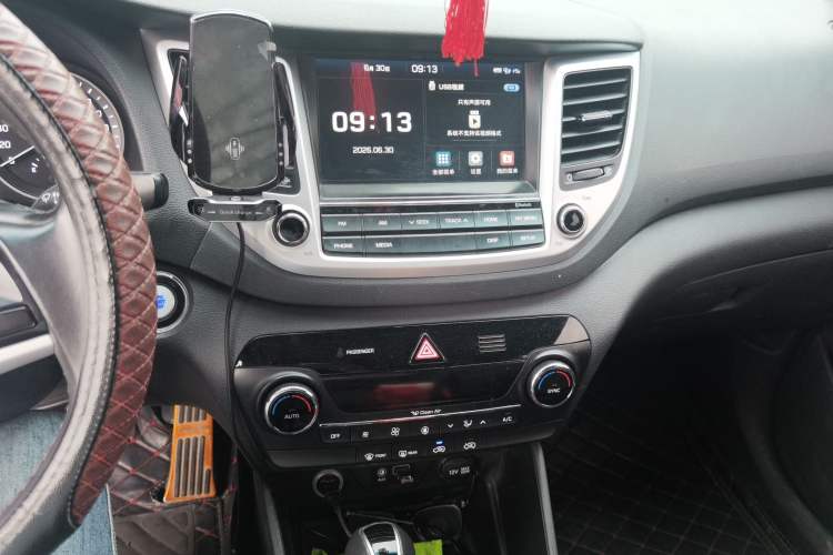 Used Hyundai Tucson 2015 1.6T Dual-Clutch Two-Wheel-Drive Smart Model Audio And AC Panel