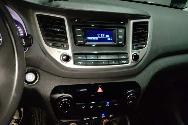 Used Hyundai Tucson 2015 2.0L Automatic Two-Wheel Drive Smart Version Audio And AC Panel