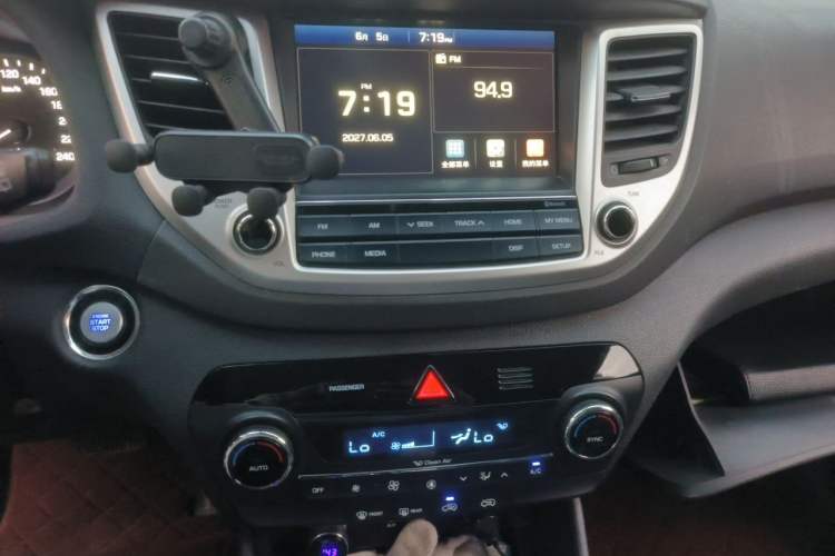 Used Hyundai Tucson 2015 1.6T Dual-Clutch Two-Wheel-Drive Smart Model Audio And AC Panel
