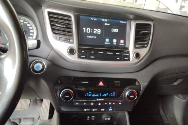 Used Hyundai Tucson 2015 1.6T Dual-Clutch Two-Wheel-Drive Smart Model Audio And AC Panel