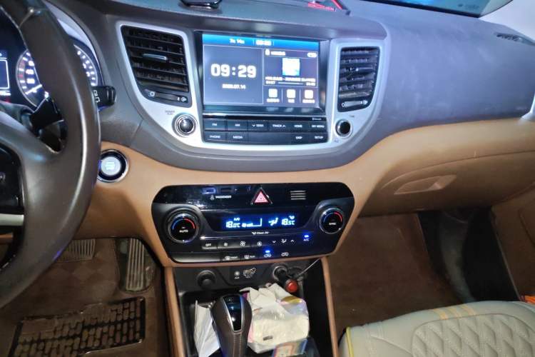 Used Hyundai Tucson 2015 1.6T Dual-Clutch Two-Wheel-Drive Smart Model Audio And AC Panel