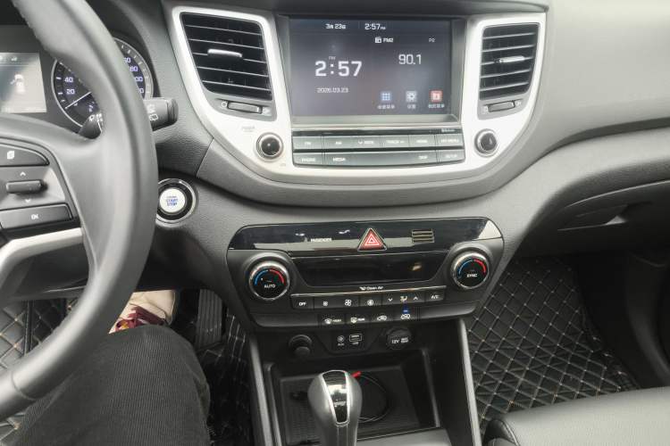 Used Hyundai Tucson 2015 1.6T Dual-Clutch Two-Wheel-Drive Smart Model Audio And AC Panel
