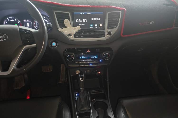 Used Hyundai Tucson 2015 1.6T Dual-Clutch Two-Wheel-Drive Smart Model Audio And AC Panel