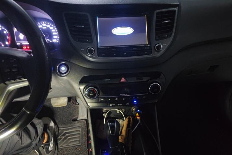 Used Hyundai Tucson 2015 1.6T Dual-Clutch Two-Wheel-Drive Leading Model Audio And AC Panel