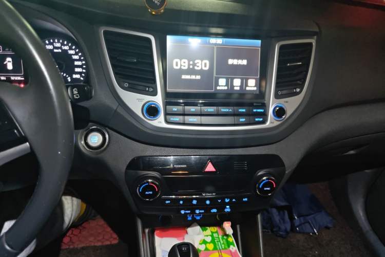 Used Hyundai Tucson 2015 1.6T Dual-Clutch Two-Wheel-Drive Smart Model Audio And AC Panel