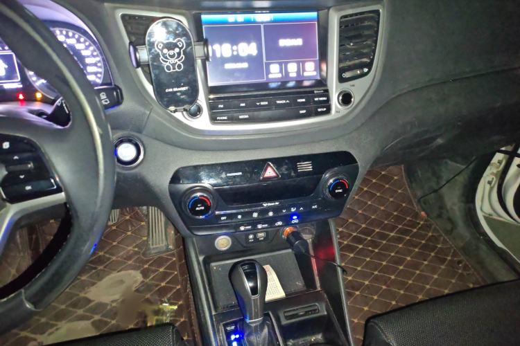 Used Hyundai Tucson 2015 1.6T Dual-Clutch Two-Wheel-Drive Smart Model Audio And AC Panel