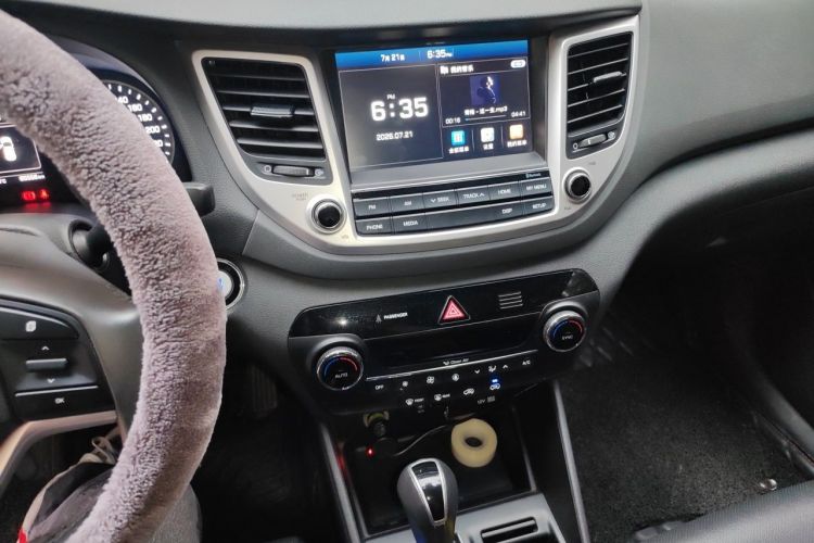 Used Hyundai Tucson 2015 1.6T Dual-Clutch Two-Wheel-Drive Smart Model Audio And AC Panel