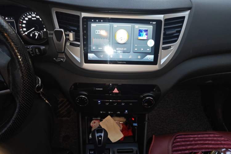Used Hyundai Tucson 2015 1.6T Dual-Clutch Two-Wheel-Drive Comfort Model Audio And AC Panel
