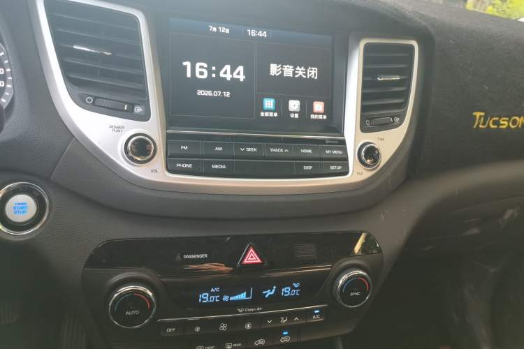 Used Hyundai Tucson 2015 1.6T Dual-Clutch Two-Wheel-Drive Smart Model Audio And AC Panel
