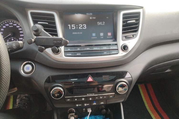 Used Hyundai Tucson 2015 1.6T Dual-Clutch Two-Wheel-Drive Smart Model Audio And AC Panel