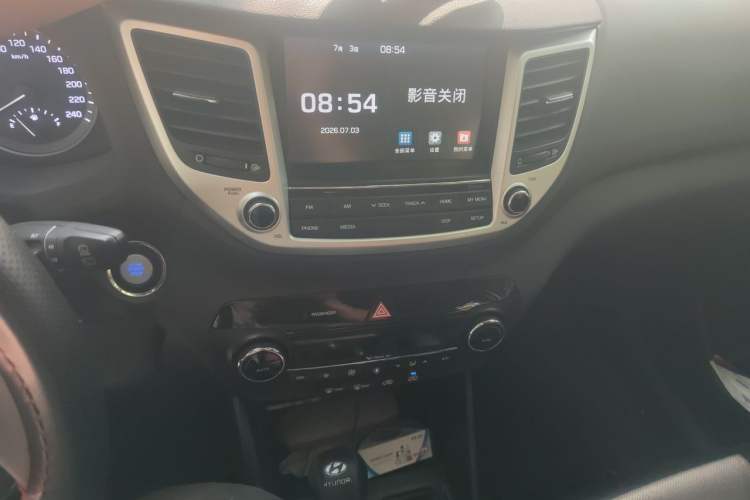Used Hyundai Tucson 2015 1.6T Dual-Clutch Two-Wheel-Drive Smart Model Audio And AC Panel