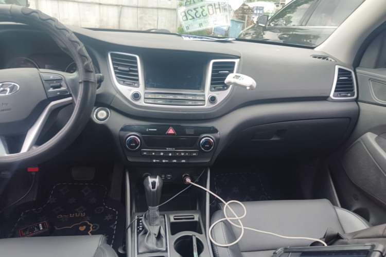 Used Hyundai Tucson 2015 1.6T Dual-Clutch Two-Wheel-Drive Smart Model Audio And AC Panel