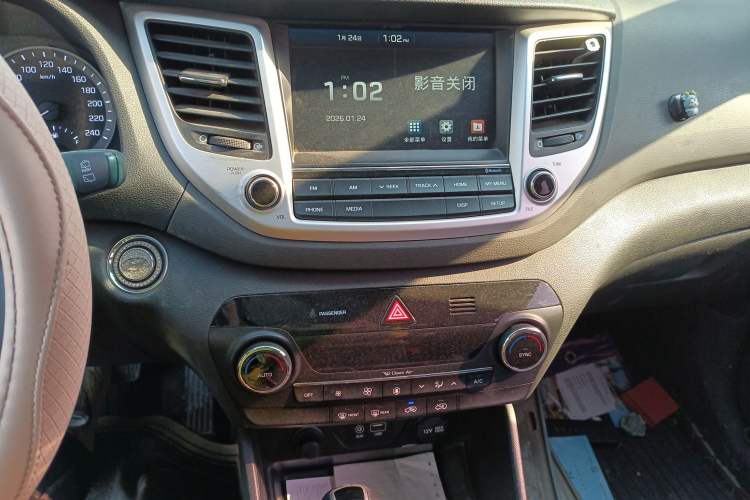 Used Hyundai Tucson 2015 1.6T Dual-Clutch Two-Wheel-Drive Smart Model Audio And AC Panel